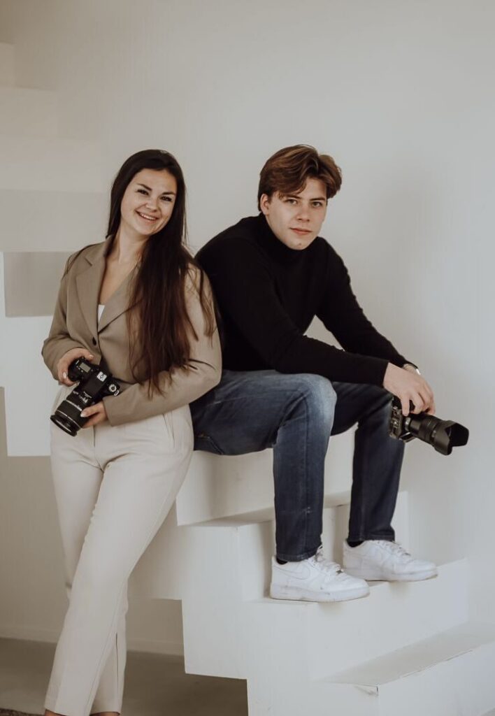 Videograaf en fotograaf van LVHVisuals op een trap