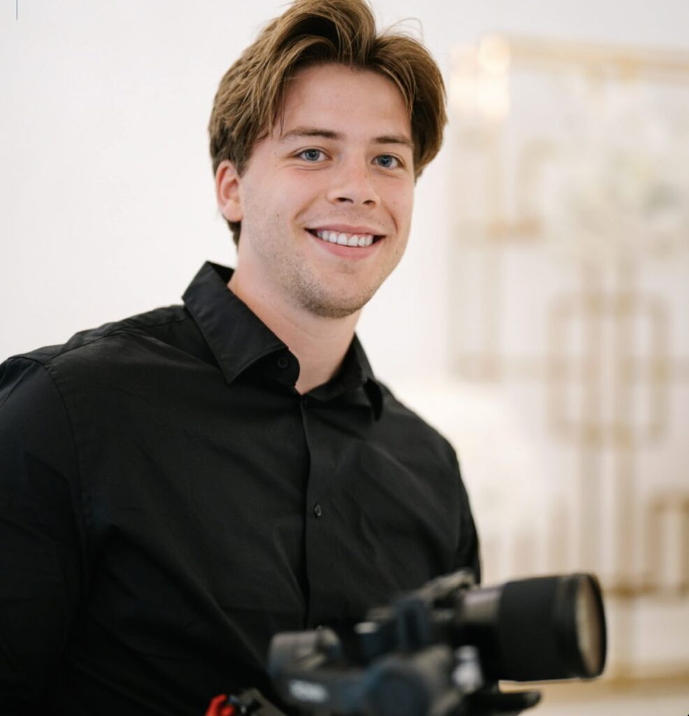 Liam, trouwvideograaf bij LVHVisuals, met camera