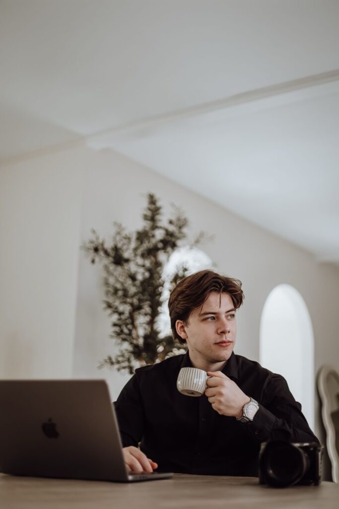 Liam van LVHVisuals met een kop koffie