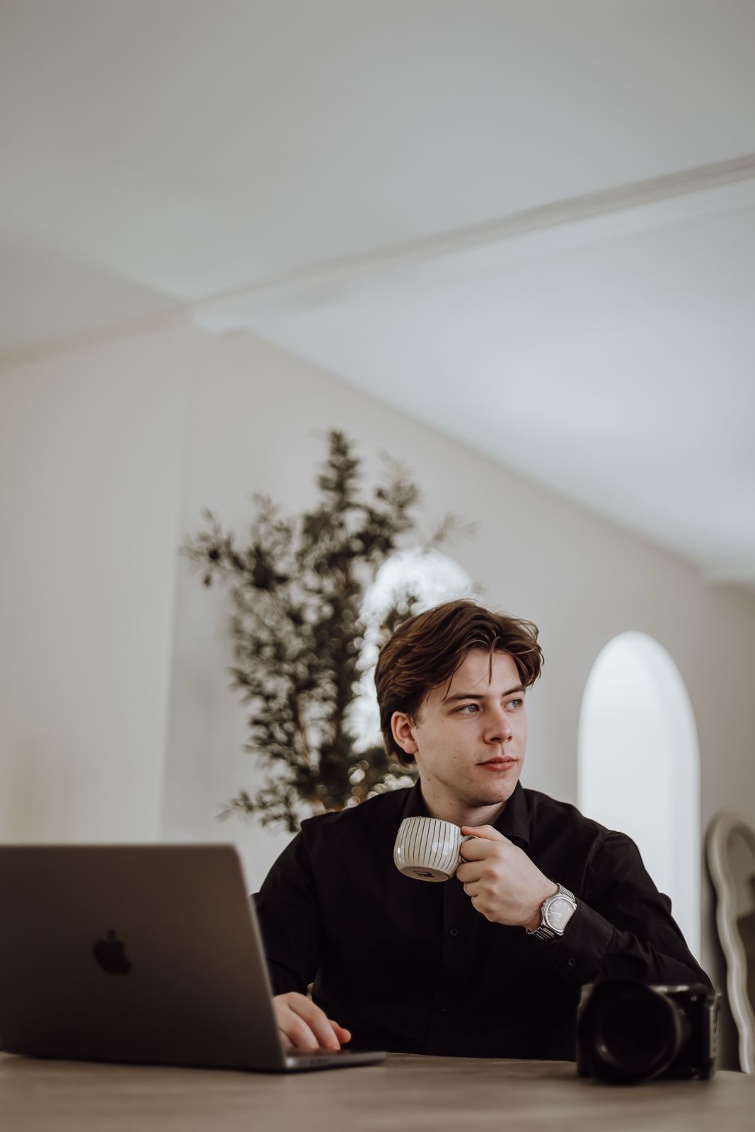 Liam van LVHVisuals met een kop koffie